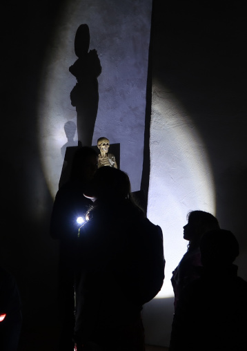 Strahl einer Taschenlampe in der Burg Zug