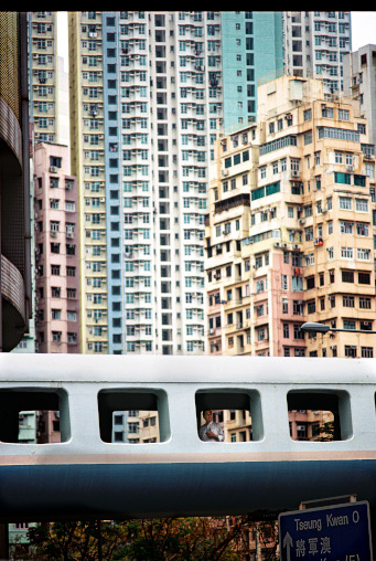 Alte Hochhäuser in Hong Kong, ein Mann steht in einer Unterführung