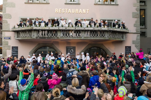 Die Meute sammelt sich vor dem Restaurant.