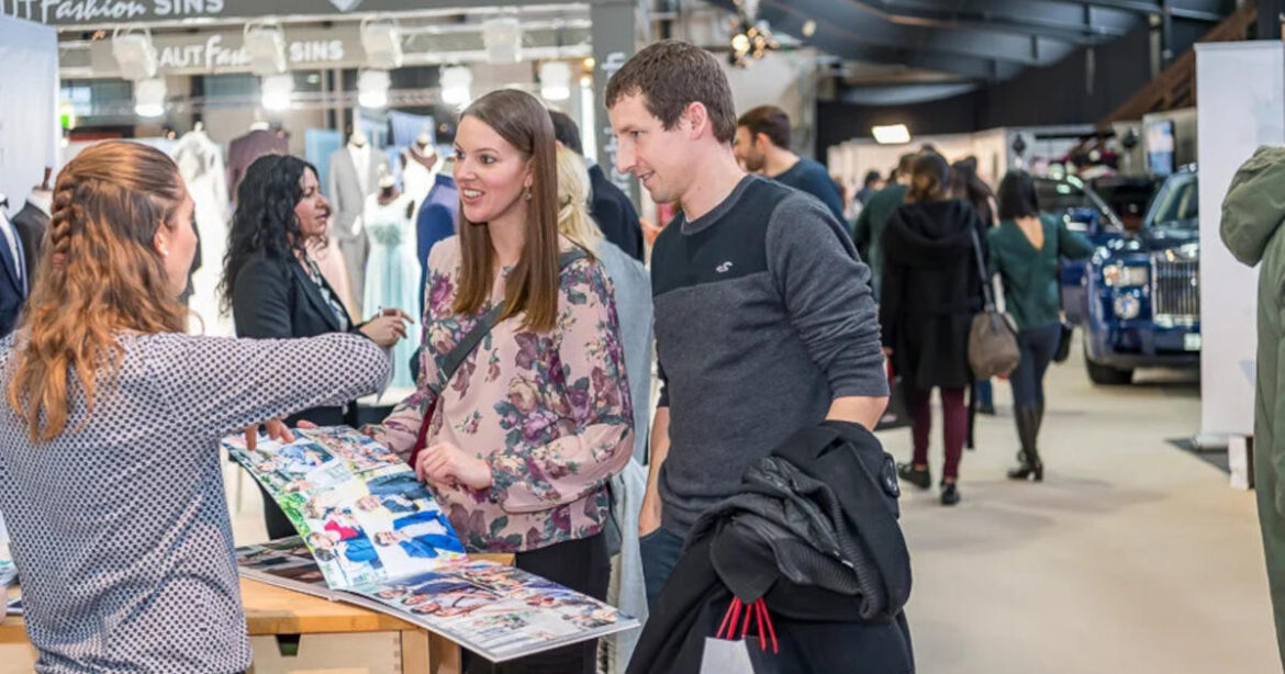 Hochzig Luzern Messe, junges Paar wird beraten