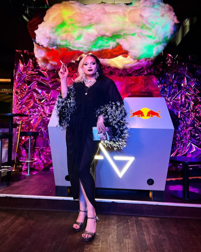 Drag Queen Milky Diamond im Club