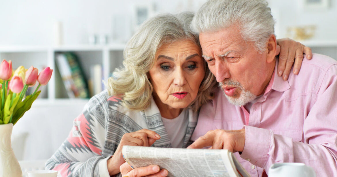 Älteres Ehepaar am Frühstückstisch