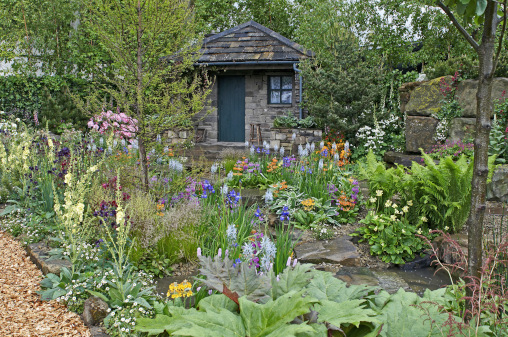 Bunter Garten mit Gartenhaus