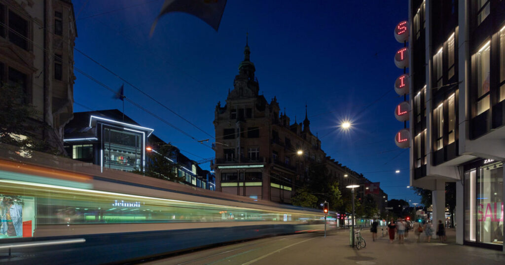 Tram fährt durch die Bahnhofsstrasse bei Nacht Stilles Zürich