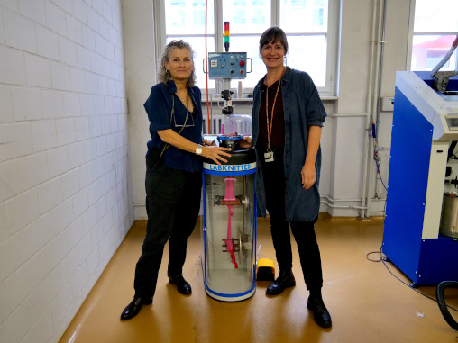 Tina Moor und Brigitt Egloff neben einer Maschine im SpinnLab