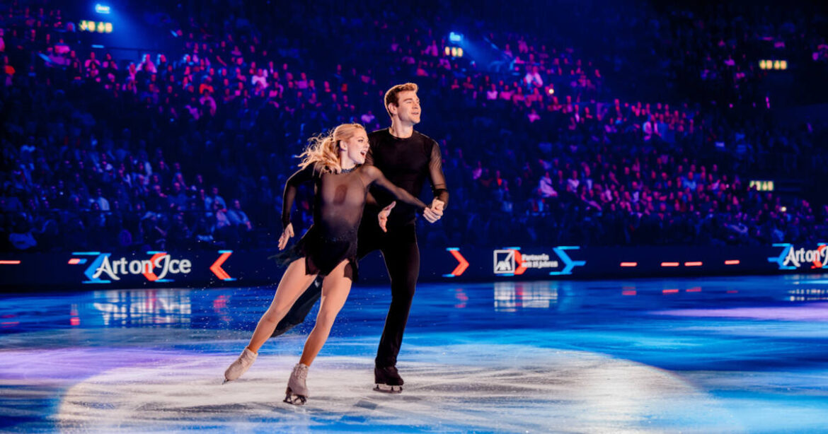 Eiskunstlaufpaar im Stadion