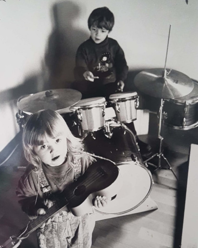 Dana und ihr Bruder als Kinder mit Instrumenten in der Hand