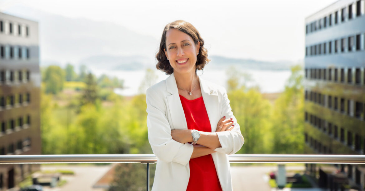 Christine Hegglin, weisse Jacke, rotes Shirt