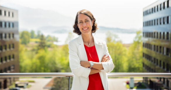 Christine Hegglin, weisse Jacke, rotes Shirt