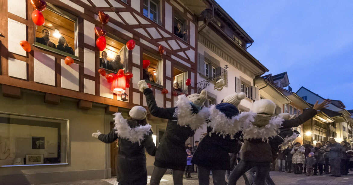 Chrööpfelimee, Kinder auf Strasse vor Fenster