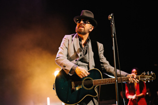 Dave Stewart mit Hut, Gitarre und Sonnenbrille auf der Bühne