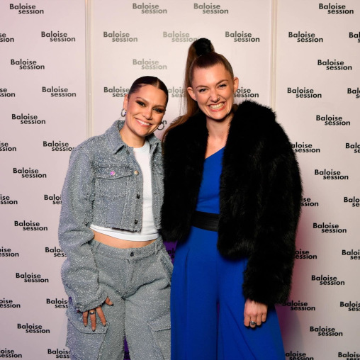 Dana und Jessie J vor Pressewand