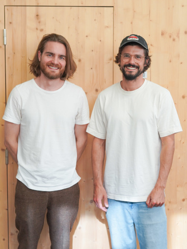Claudio Vögtli und Marius Disler vor Holzwand, beide im weissen T-Shirt