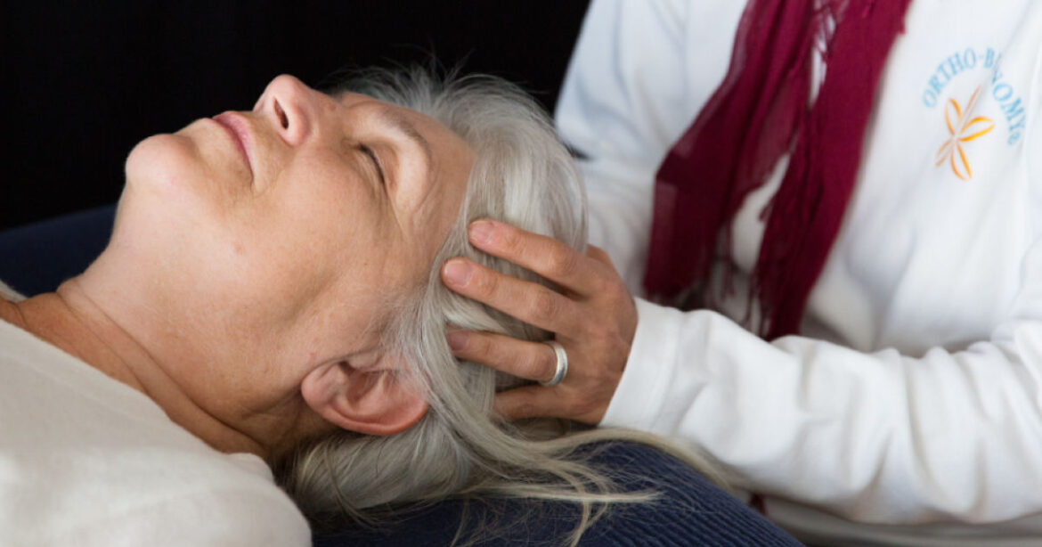 Angestellte der Scuola Ortho-Bionomy® Ticino massiert einer Klientin den Kopf