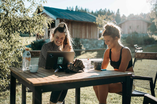 Dana mit junger Frau am Gartentisch