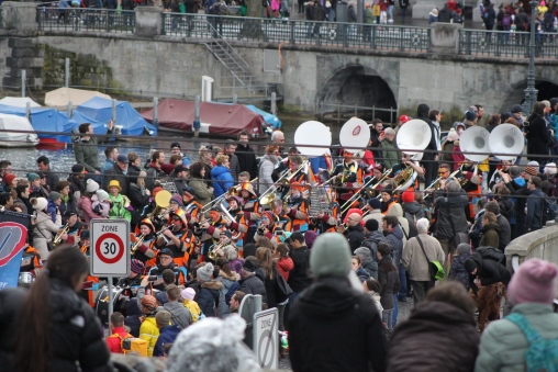 Der Umzug des Züri-Carneval führt durch die Zürcher Innenstadt