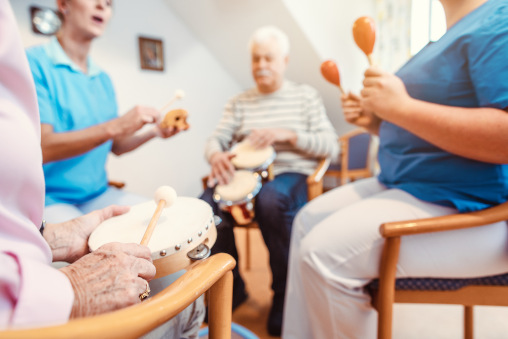 Musikkreis mit vier Seniorinnen