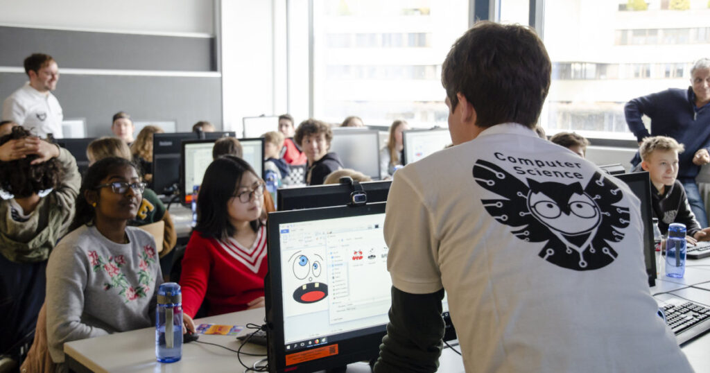 Kinder im Computerraum der ETH Zürich, Informatiktage