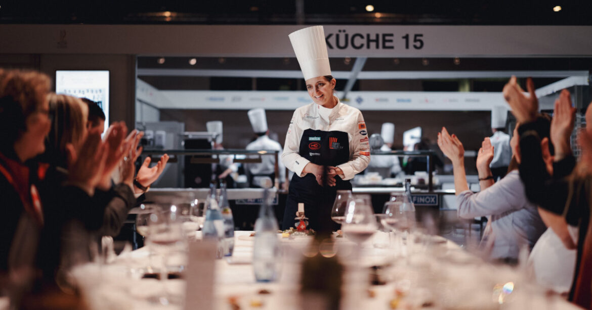 Angela Arnold am Tisch der Olympiade