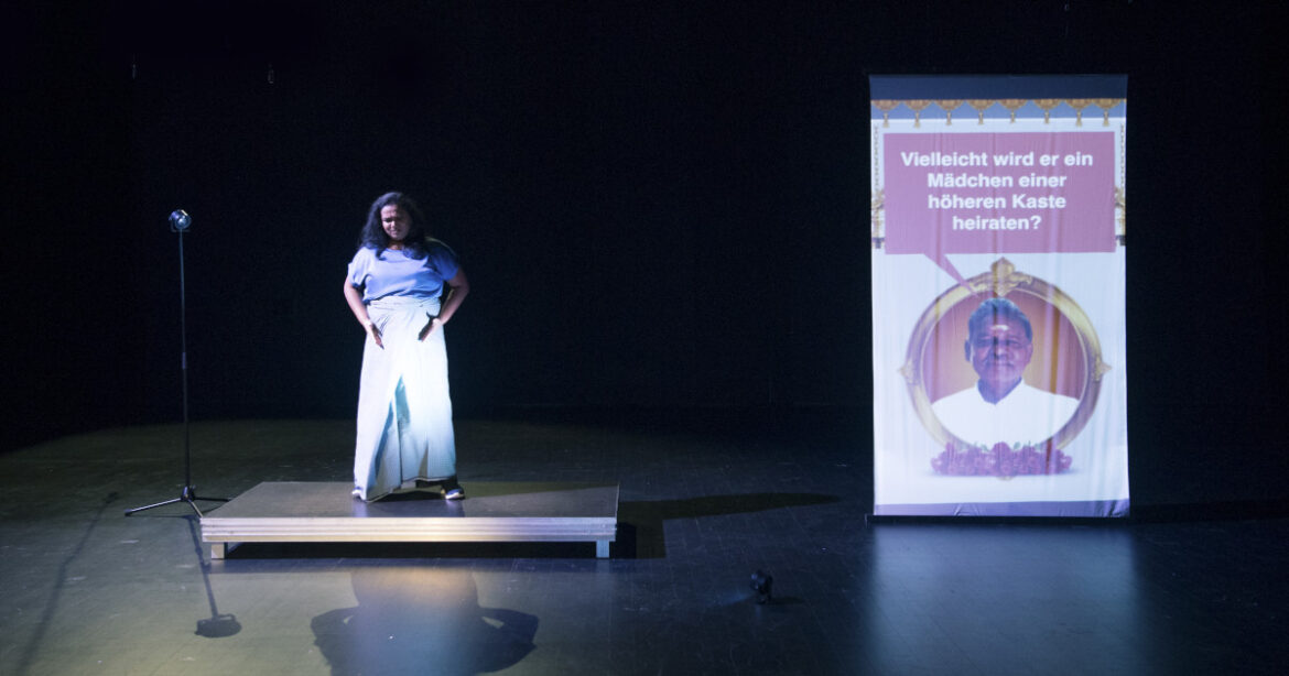 Living Smile Vidya (Smiley) auf der Bühne