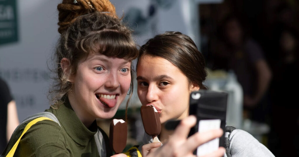 Zwei Frauen kosten ein Eis und schiessen ein Selfie an der VeggieWorld