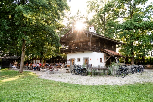Blick auf einen bayrischen Biergarten mit Fahrrädern davor