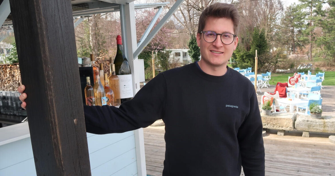 Junggastronom Marco Casaulta posiert auf der Terrasse