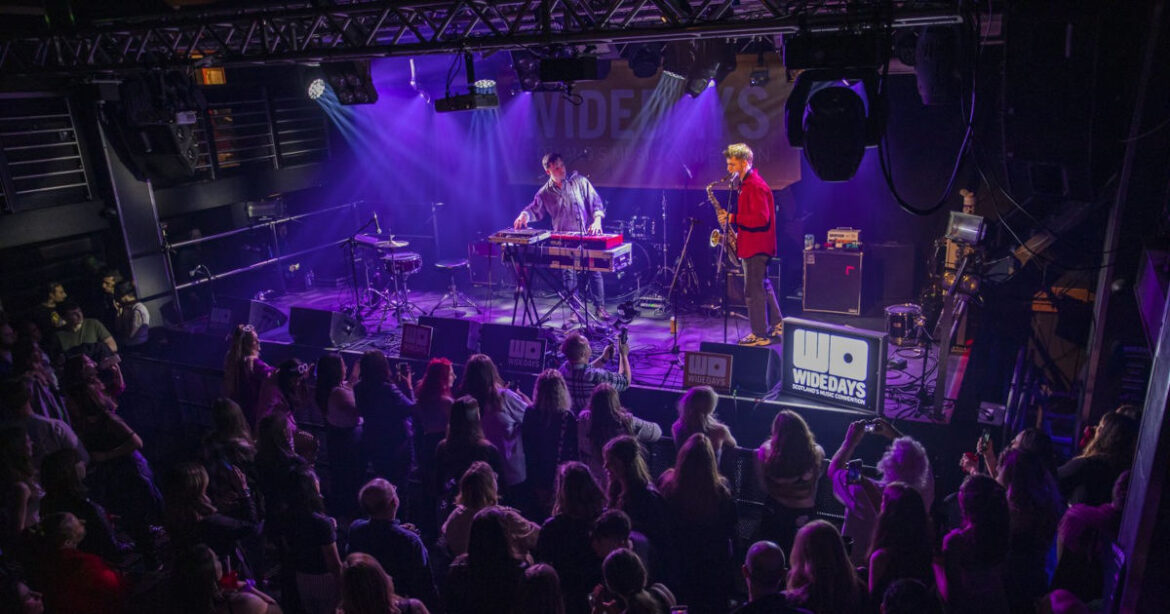 Nat Cartier auf der Bühne im Club