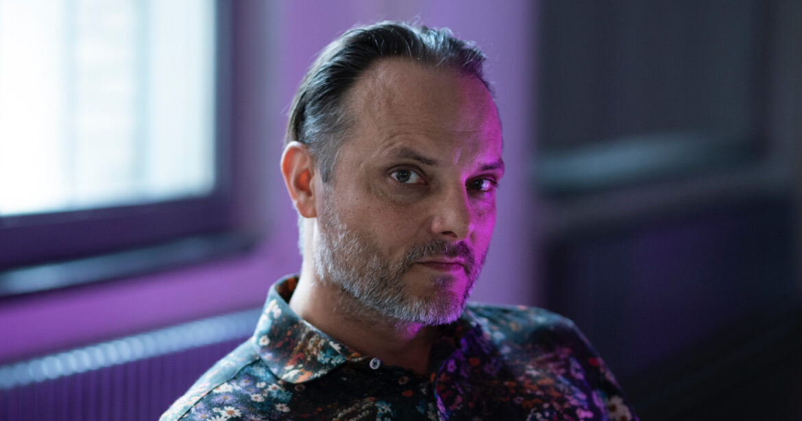 Dominic Deville im bunten Hemd