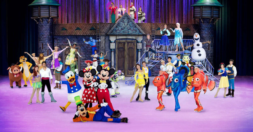 Disney Figuren im Kostüm auf der Bühne