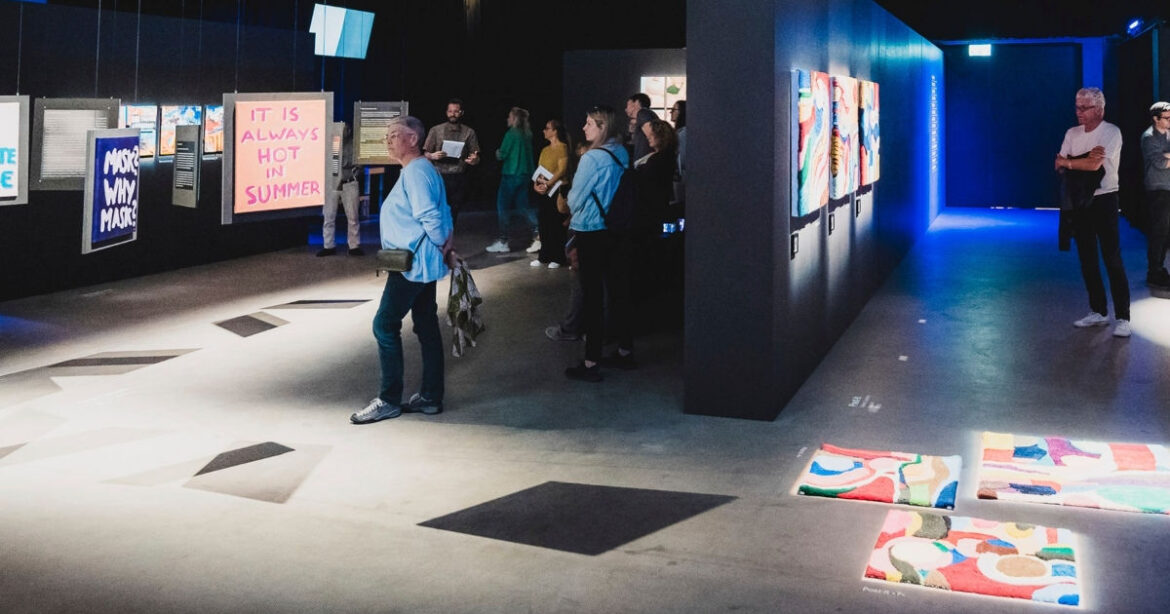 Besucher in der Chollerhalle betrachten Werke an der Kunstpause