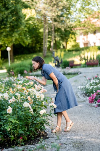 Eine Frau riecht im Kurpark Bad Füssing an einer Blume