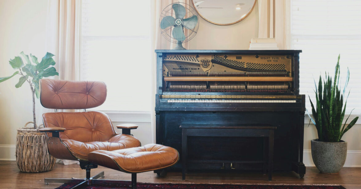 Schwarzes Klavier in Wohnzimmer