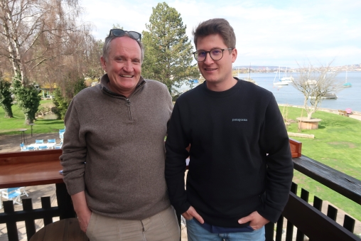 Michel Péclard und Marco Casaulta stehen auf dem Balkon mit dem See im Hintergrund