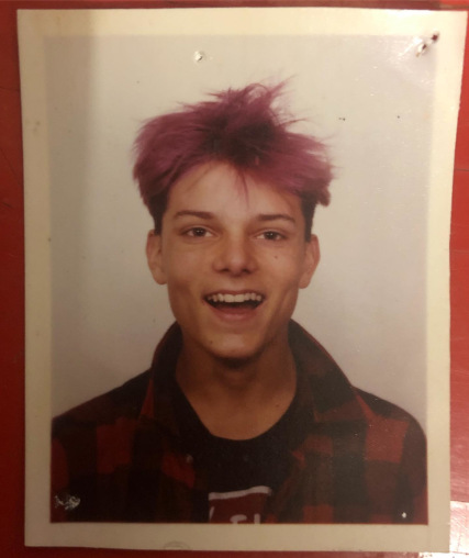 Foto von Dominic Deville als Teenager mit pinken Haaren