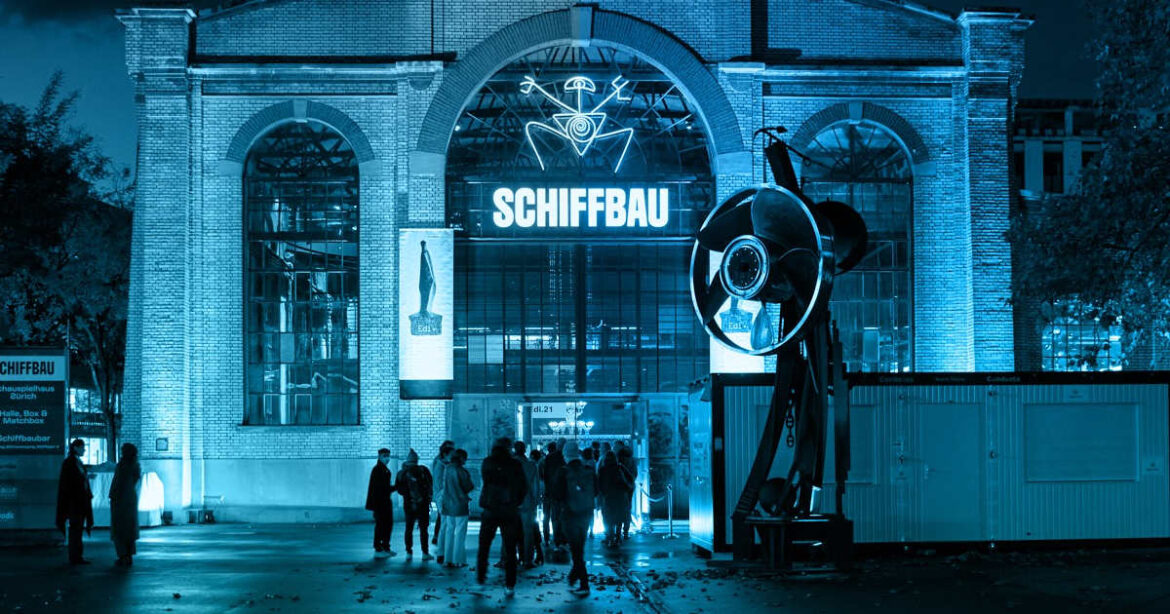 Schiffbau Eingang in blaues Licht gehüllt