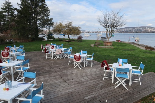 Die Terrasse des Fischers Fritz mit Stühlen und Tischen