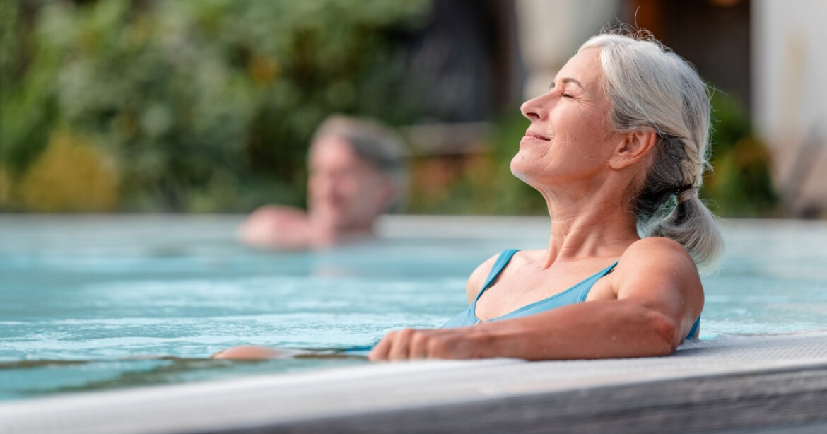 Eine ältere Dame entspannt in einem Thermalbad in Bad Füssing