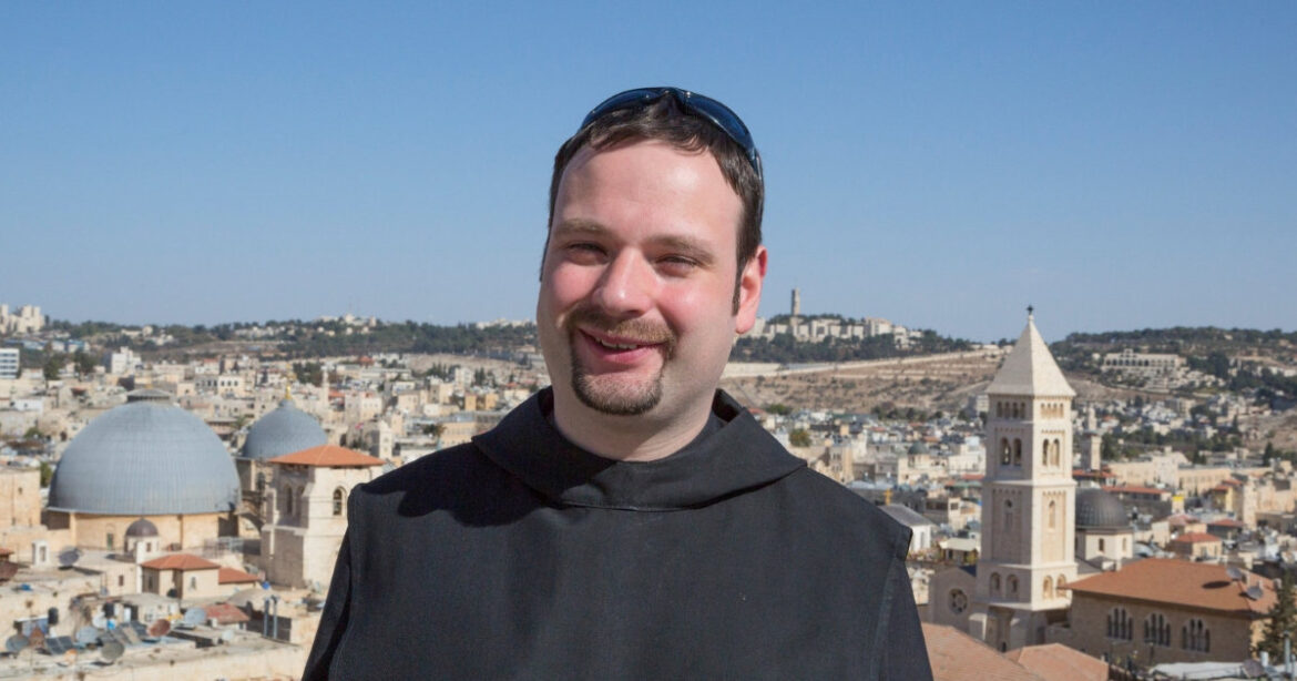 Abt Nikodemus Schnabel OSB mit Jerusalem im Hintergrund