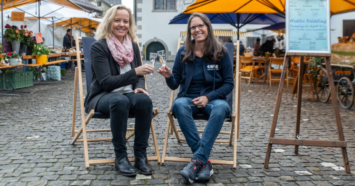 Die Baarer Gemeinderätin Sonja Zeberg-Langenegger und Organisatorin Mirjam Iten freuen sich auf den neuen Frühlingsanlass «Hallo Frühling».