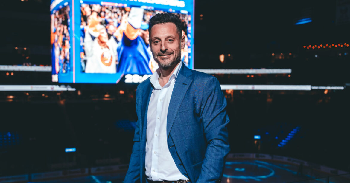 Mark Streit im Anzug im Stadion der New York Islanders