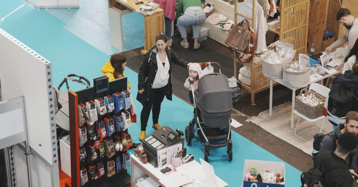 Messegelände, Eltern mit Kinder, Stände, Baby