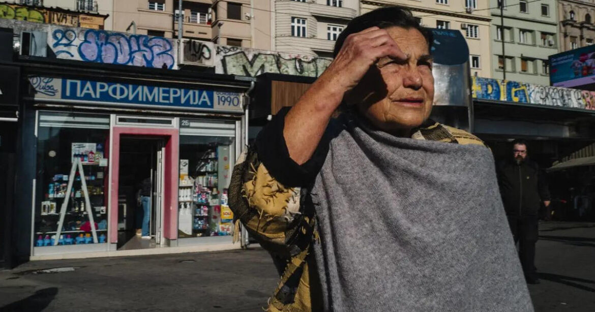 Eine ältere Frau schaut in Belgrad in die Sonne