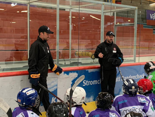 Mark Streit mit Juniorenteam in Eishalle