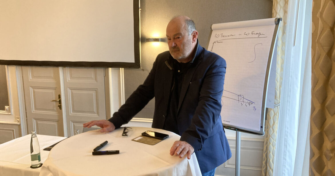 Thomas Müller steht an Tisch