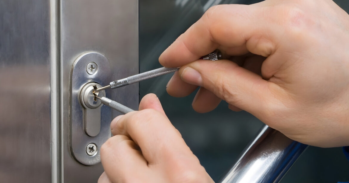 Ein verschlossenes Türschloss wird geöffnet