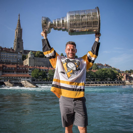 Mark Streit im Trikot und mit Stanley Cup, Berner Altstadt im Hintergrund