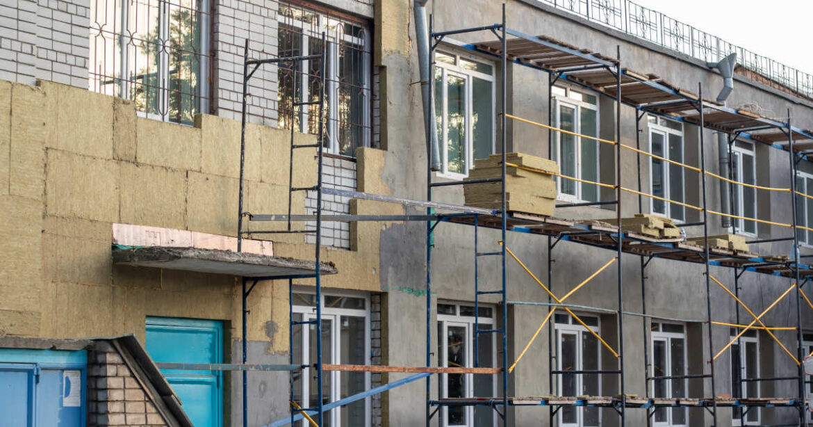 Aussenfassade mit Gerüst und Dämmung, Gebäudesanierung