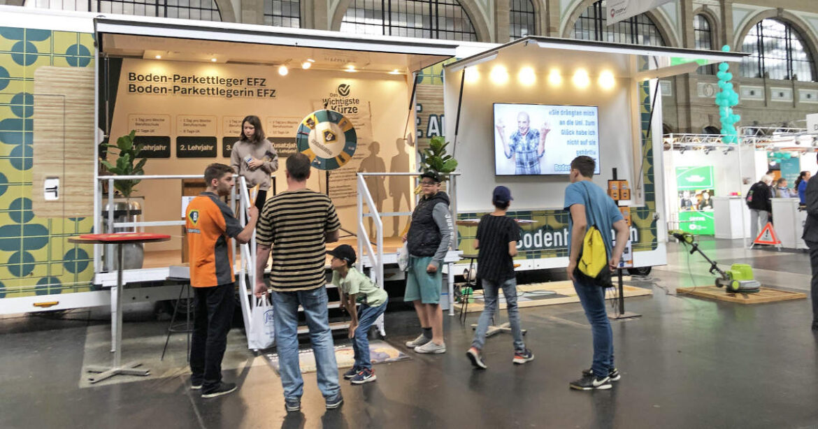 Ein Stand an der Bildungsmesse Zürich im HB