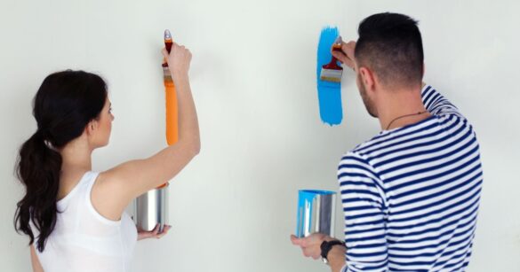 Ein Mann und eine Frau malen eine Wand an.